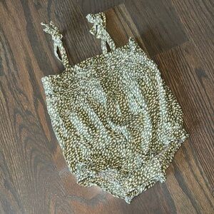 Old Navy Green and White Sleeveless Smocked One-Piece
Romper | 3-6M